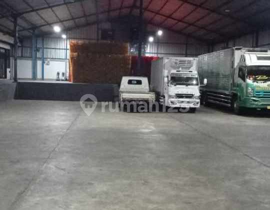 Roadside warehouse Roadside warehouse