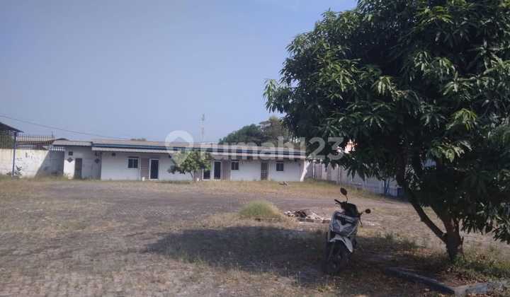 Container warehouse entrance deddy