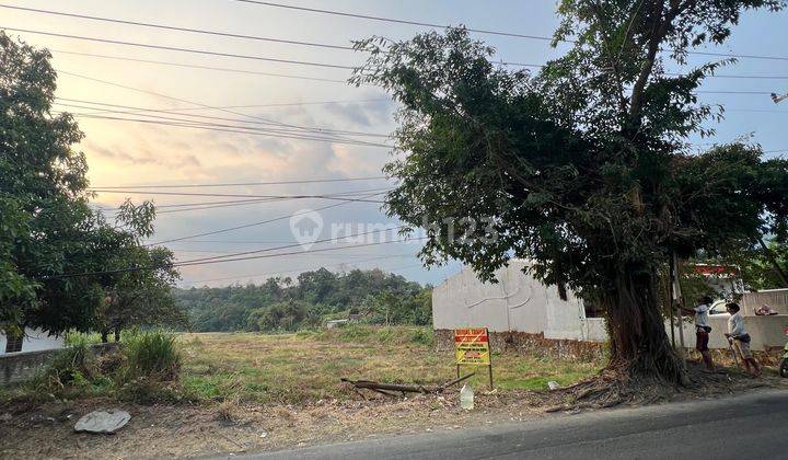 Tanah Pinggir Jalan Di Pelabuhan Ratu Arah Geopark Sukabumi Jawa.barat 1