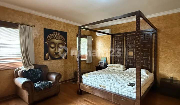 Rumah Lama Lingkungan Asri Di Dukuh Patra Kuningan Jakarta Selatan