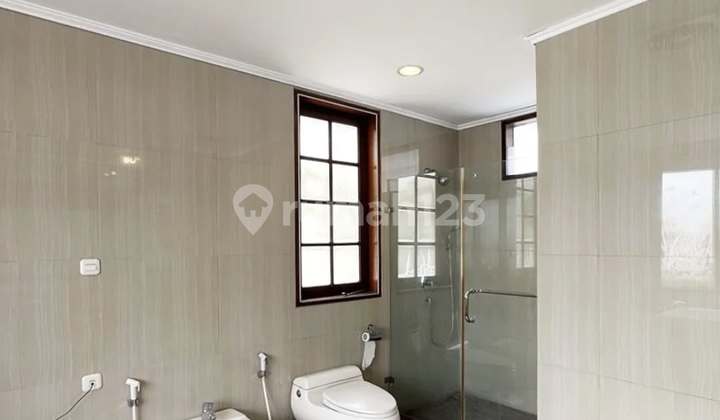 Menteng Prime Area Wide Street Row Ready-to-Occupy Rental House 2