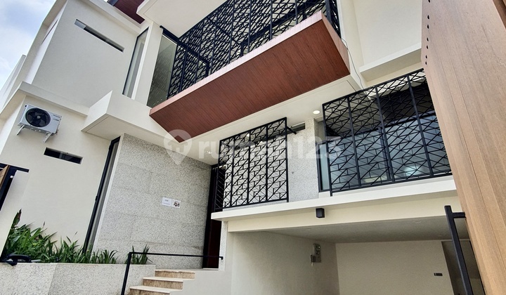 Rumah 3 Lantai di Kemang, Jakarta Selatan