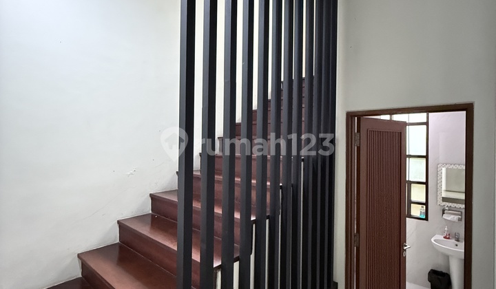 House in Kebayoran Baru Complex, Kerinci, South Jakarta with SHM (Freehold Certificate)
