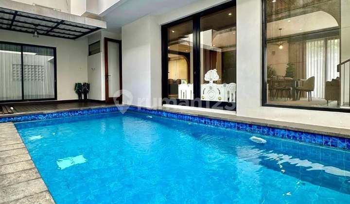 Luxury House in a Cluster Near Pondok Indah Mall with Private Pool and SHM. 2