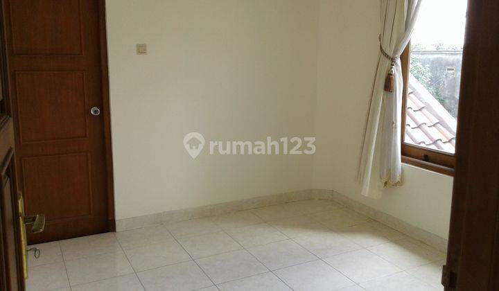 Rumah Bersih Siap Huni 5 Kamar Tidur Dalam Perumahan Dekat Pakuwon Mall 5