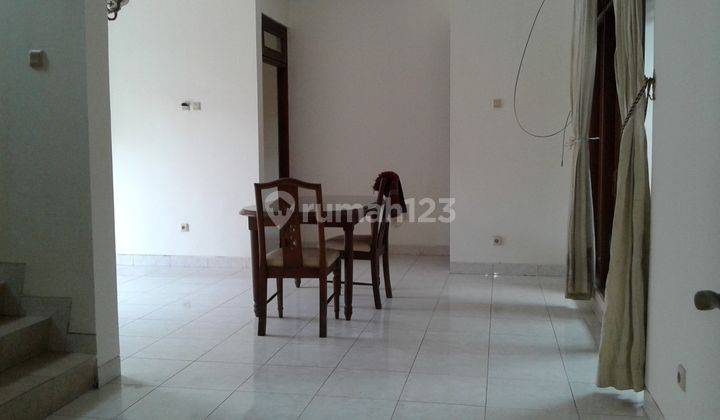 Rumah Bersih Siap Huni 5 Kamar Tidur Dalam Perumahan Dekat Pakuwon Mall 10