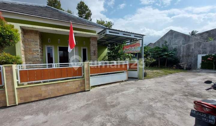 House for Sale by Mrs., Ready to Occupy, in a Housing Complex near Sleman Market. 2