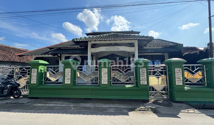 Spacious 5-Bedroom House Suitable for Office, Located on Kaliurang Street Near UGM.