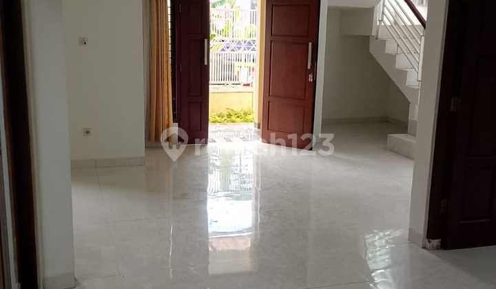 Beautiful 2-Storey House 4 Bedrooms Kaliurang Road Km8 Area