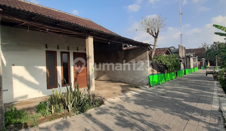House for Rent in a Dense Settlement Area, Near Kabupaten Road, Close to UGM Hospital.