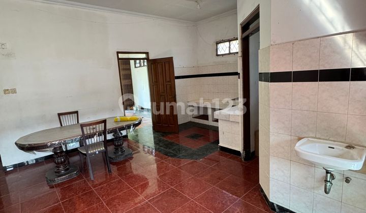 Spacious 5-Bedroom House Suitable for Office, Located on Kaliurang Street Near UGM.
