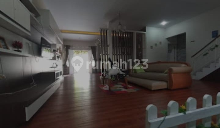 Spacious 6-Bedroom House in Downtown Area Near Jogja Square