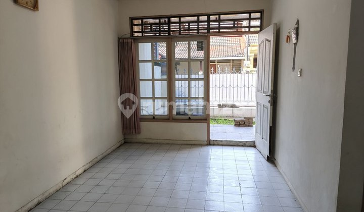 For Sale: House in Medayu Selatan Housing Complex Near UPN, Suitable for Boarding or Residence 2