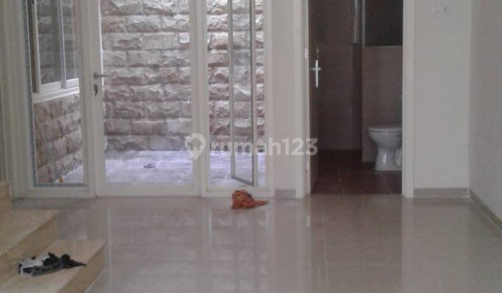 Rumah Baru Unfurnished SHM di Mulyosari , Surabaya 2