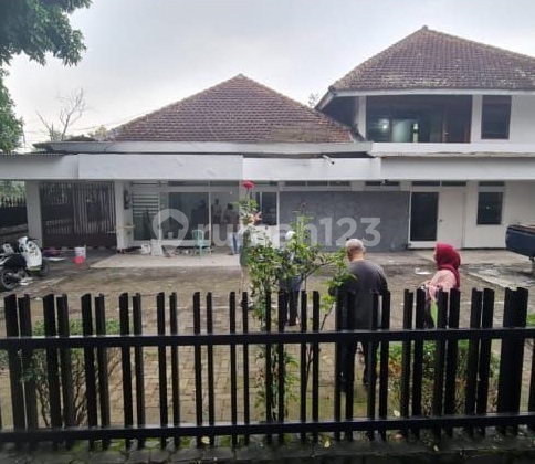 A 2-story corner house on Bogor Malang Street, suitable for business and office use. 2