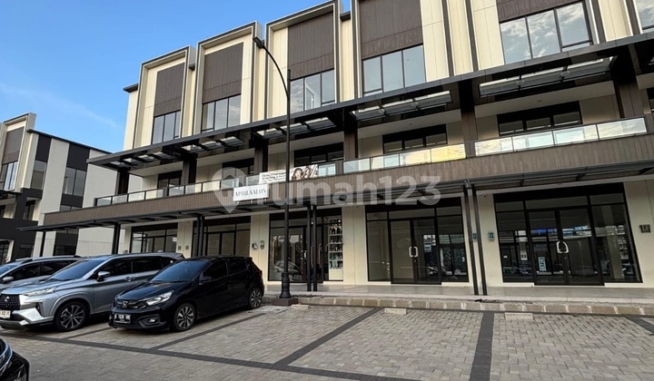 Ruko Gandeng Hadap Jalan Sorrento Grande West Boulevard