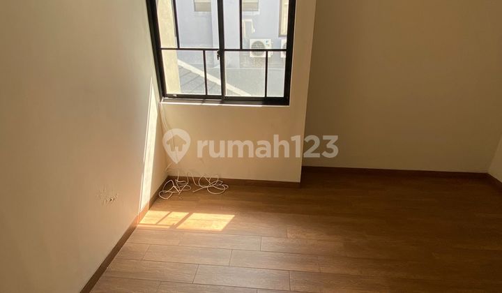 Victoria Alam Sutera Garden Row House Front, Jalan Besar Sutera 2