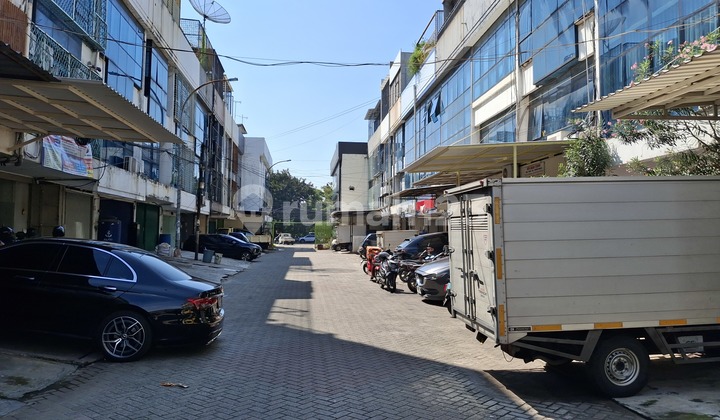 For Rent: 3-Story Shophouse in Dutamas Jelambar, West Jakarta 2