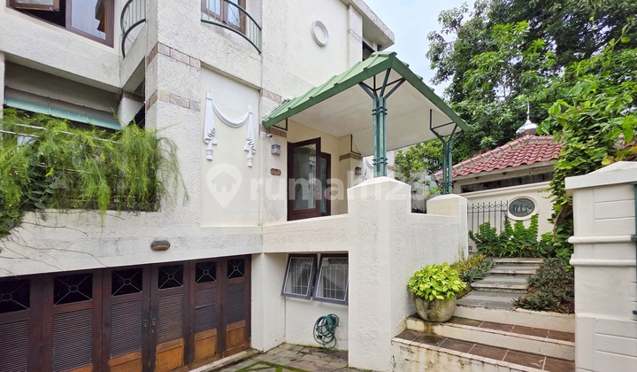 Pondok Indah House South Jakarta with a Beautiful Garden