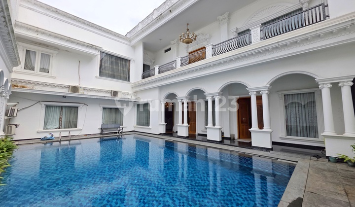 Luxurious Classic Design House in Pondok Indah !!