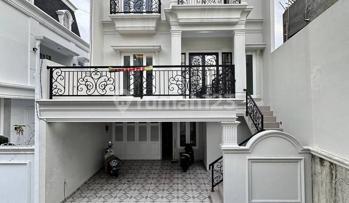 Rumah Di Jagakarsa Jakarta Selatan - Bergaya Glass House & Asri!