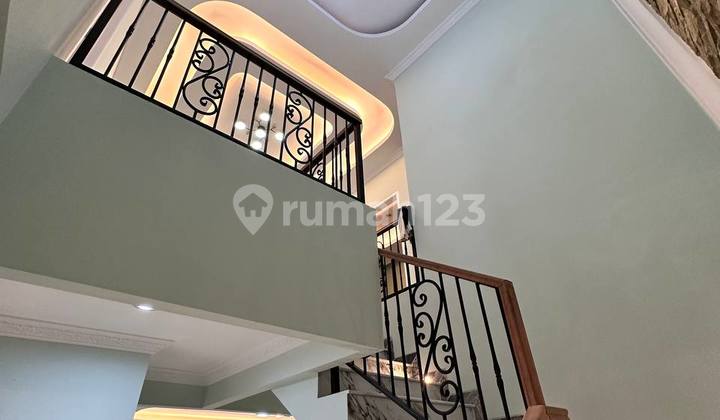 Rumah 3lantai Desain American Clasik Di Jagakarsa Rumah 3lantai Desain American Clasik Di Jagakarsa