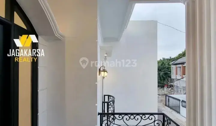 Rumah 2 lantai siap huni dalam komplek di jagakarsa