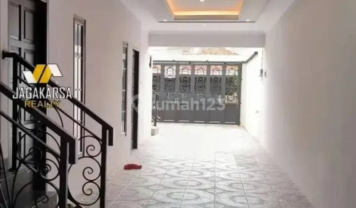 Di jual rumah 3 lantai siap huni dekat toll tb. Simatupang 2