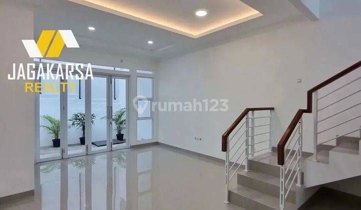 Di  Rumah di Jalan raya margasatwa cilandak 2 Lantai SHM 2