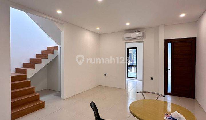 Rumah 2 Lantai Bagus Unfurnished SHM di Jakarta Selatan 2