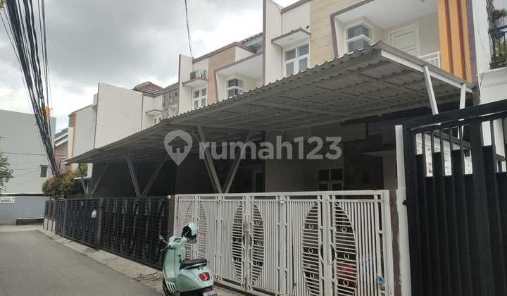 Rumah 2 Lantai Bagus Siap Huni di Jakarta Selatan