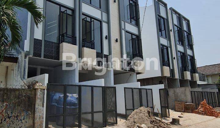 RUMAH BARU KEDOYA 3 LANTAI DESAIN MODERN MINIMALIS TOWN HOUSE MINI CLUSTER LOKASI SELANGKAH UNIVERSITAS ESA UNGGUL ROW JALAN SANGAT LEBAR 1