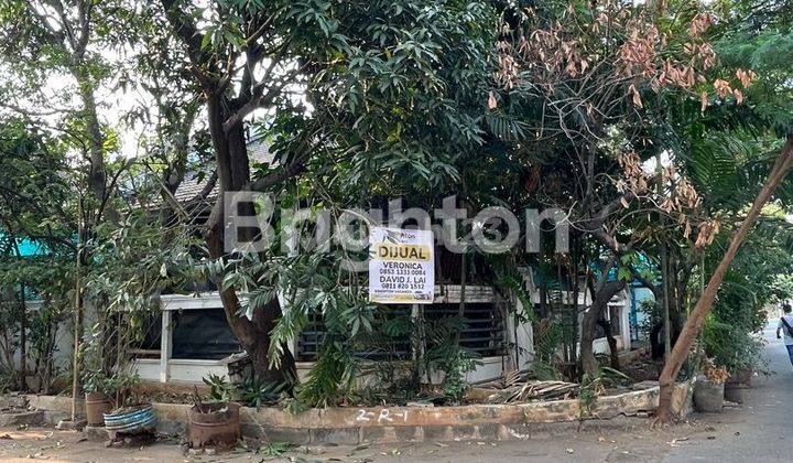 RUMAH INTERCON 2 LANTAI BANGUNAN LAMA BUTUH RENOVASI POSISI HOEK LOKASI STRATEGIS DEKAT GERBANG UTAMA 2