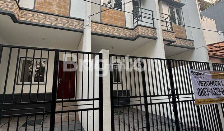 RUMAH BARU TAMAN RATU 3 LANTAI ROW JALAN LEGA ADA CARPORT 1