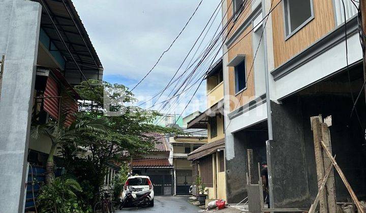 Rumah baru 3 lantai Tanjung Duren Dekat Universitas dan pusat perbelanjaan row jalan 2 mobil 2