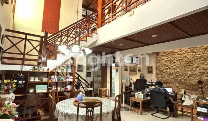 RUMAH 2 LANTAI TAMAN KEDOYA BARU DESAIN MEZANIN ETNIK DALAM KOMPLEK HUNIAN MEWAH 1