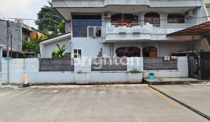 RUMAH 2 LANTAI HOEK SIAP HUNI DEKAT SEKOLAH TERNAMA DAN MALL PURI INDAH 1