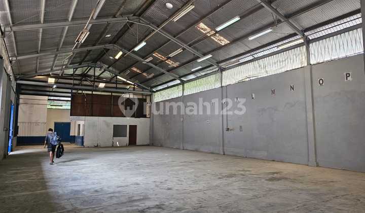 In Jiep Pulogadung Complex, Entering Container In Jiep Pulogadung Complex, Entering Container