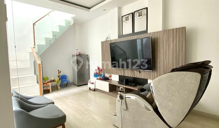 Rumah, 3 Lantai, Siap Huni Emerald Residence Bintaro