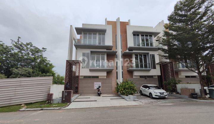 Rumah 3 Lantai Baru Unfurnished HGB di Citraland Megah, Batam 1