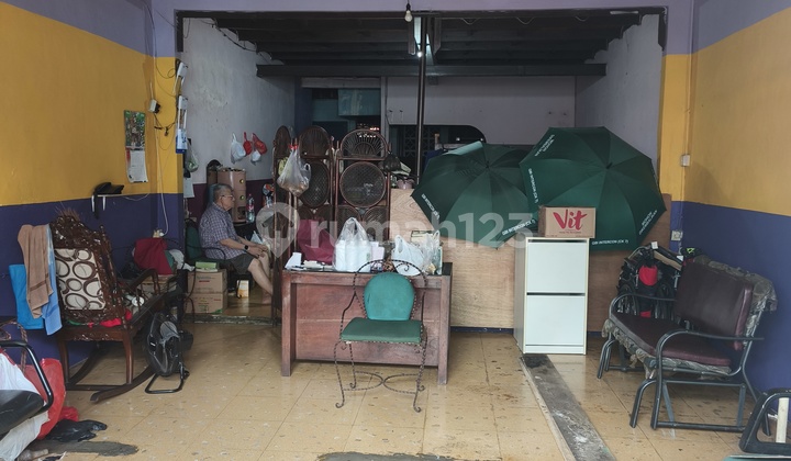 Disewakan Kios Ruang Usaha Rumah di Jalan Besar Kebayoran Lama 2