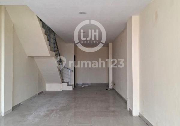 Shop House 3.5 Floors Ready to Use, Strategic Position in Alternative Cibubur, Jatikarya, Bekasi. 2