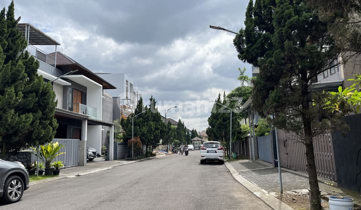 Jual Santai Rumah Bagus  di Singgasana Pradana, Mekar Wangi