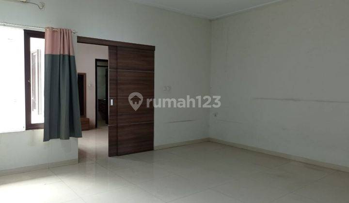 Disewakan Rumah di Singgasana Pradana 2 Lantai Bagus 5