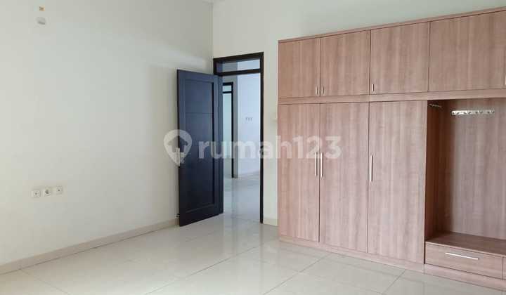 Disewakan Rumah di Singgasana Pradana 2 Lantai Bagus 4