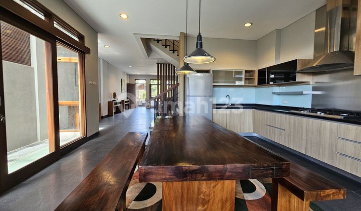 Rumah 3 Lantai di Setraduta Fully Furnished Bagus