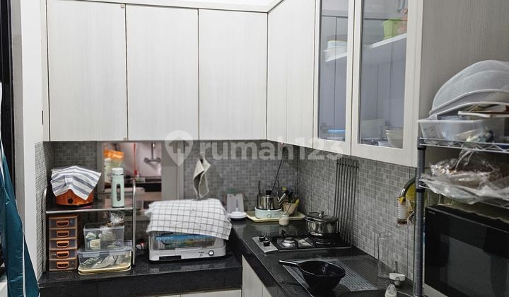 Rumah Cantik Terawat 1,5 Lantai di Taman Holis Indah  2