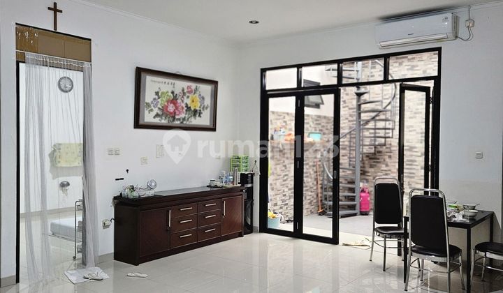 Rumah Cantik Terawat 1,5 Lantai di Taman Holis Indah 