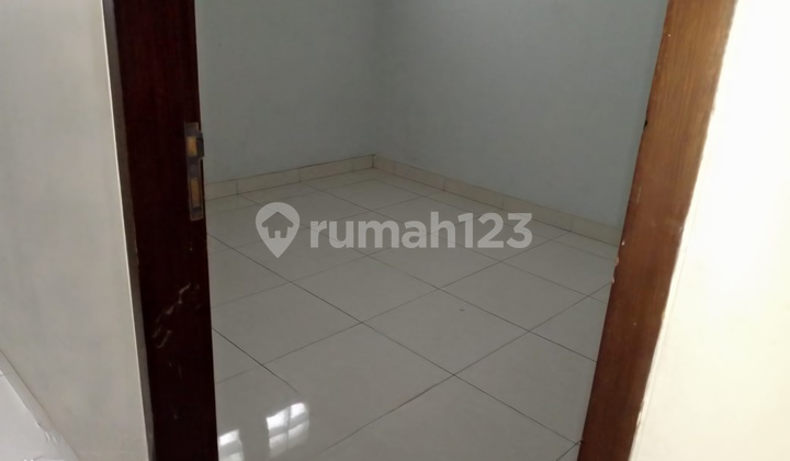 Rumah Terawat 1.5 Lantai Di Taman Holis Indah 2 2