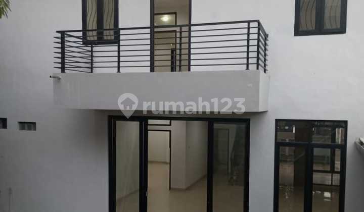Ready-to-Occupy and Well-Maintained House in Batununggal Mulia